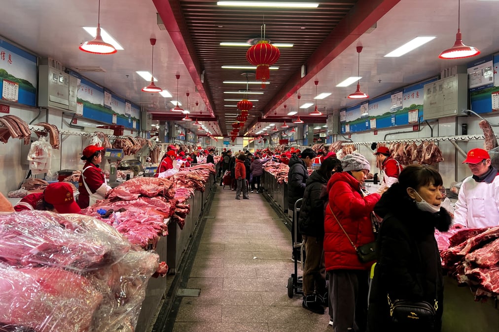Des vendeurs de porc au marche de gros de xinfadi, beijing, en chine