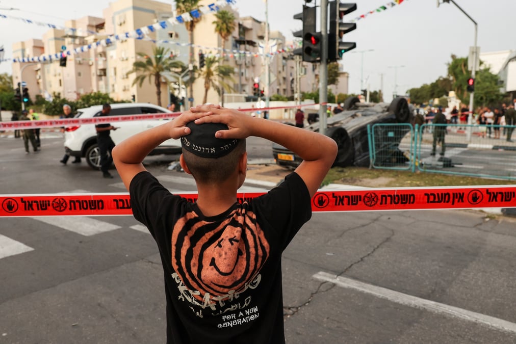 Une personne pres de la voiture du ministre israelien de la securite nationale, itamar ben-gvir