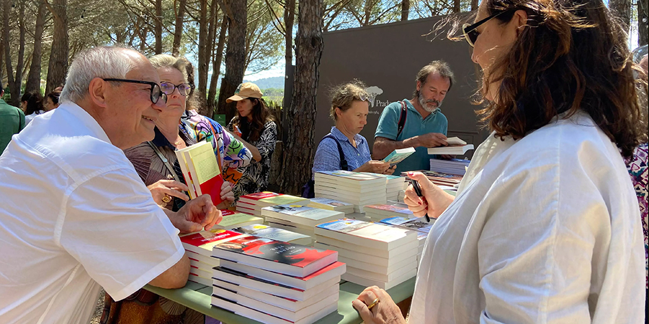 Les lecteurs ont pu acheter sur place, les ouvrages des finalistes du Prix Pampelonne Ramatuelle 2023.