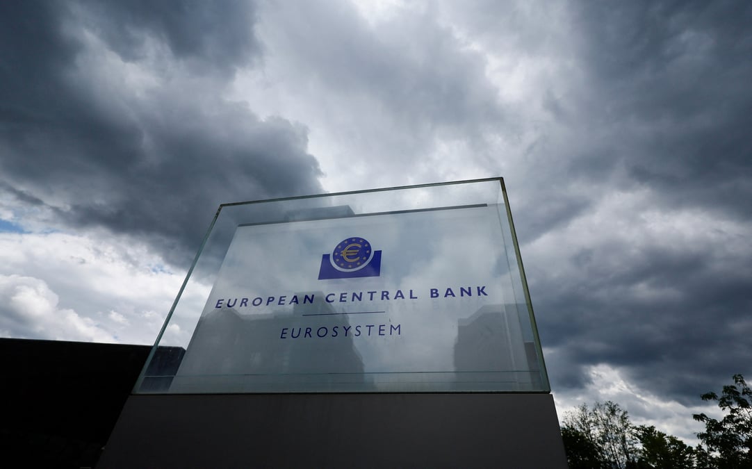 Des nuages sombres sont visibles au-dessus du batiment de la banque centrale europeenne (bce)