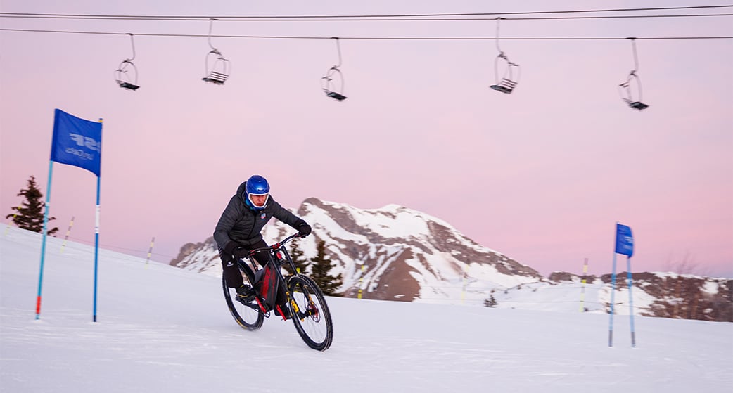 Discipline en plein essor, le snow bike est au coeur d'une bataille politique.