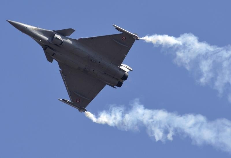 Le drian confirme des discussions avec l'egypte sur le rafale