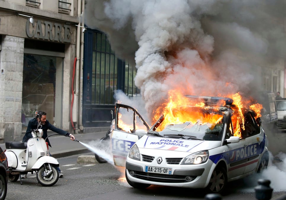 Enquete pour tentative d'homicide apres l'incendie d'un vehicule de police