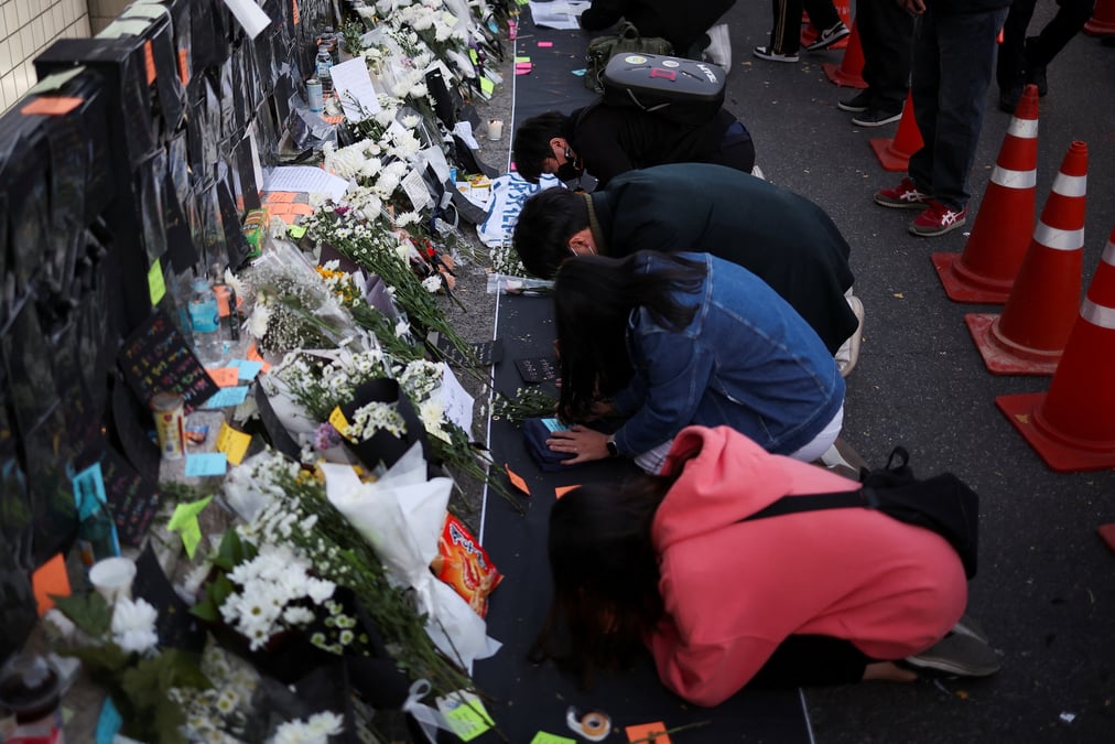 Des personnes se recueillent pres du lieu de l'accident survenu lors des festivites d'halloween, a seoul