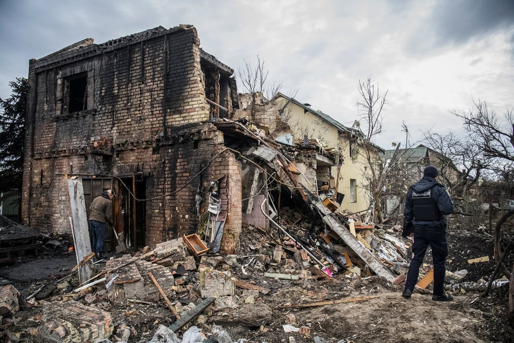 Une maison detruite par un tir de missile russe a kyiv