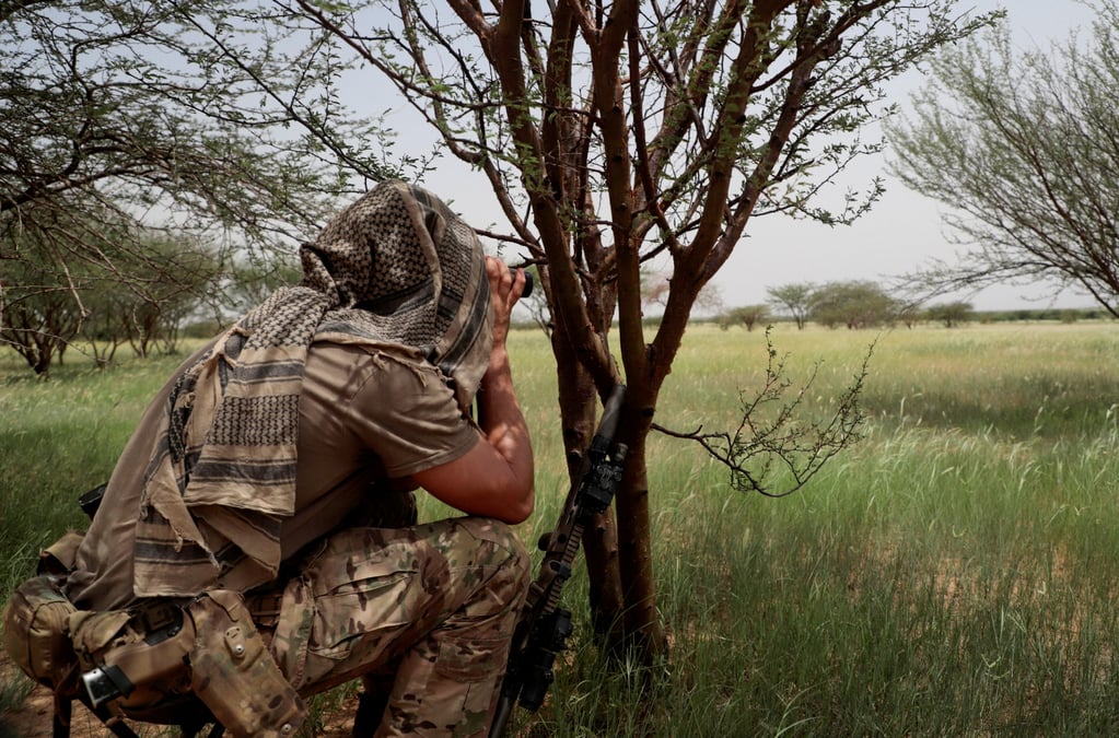 Un soldat de la nouvelle force takuba monte la garde lors d'une patrouille avec des soldats maliens pres de la frontiere du niger, dans le cercle de dansongo