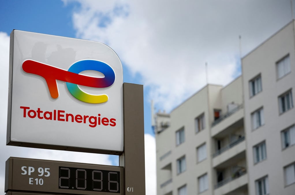 Un panneau portant le logo de la compagnie petroliere et gaziere francaise totalenergies