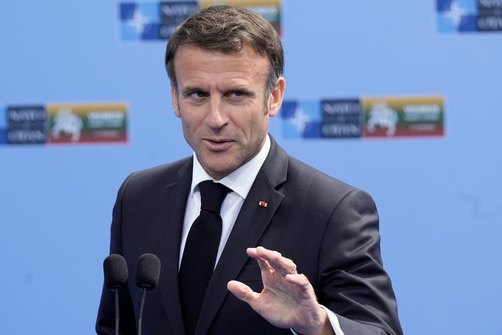 Le president francais emmanuel macron s'adresse aux medias avant le sommet des dirigeants de l'otan a vilnius, en lituanie
