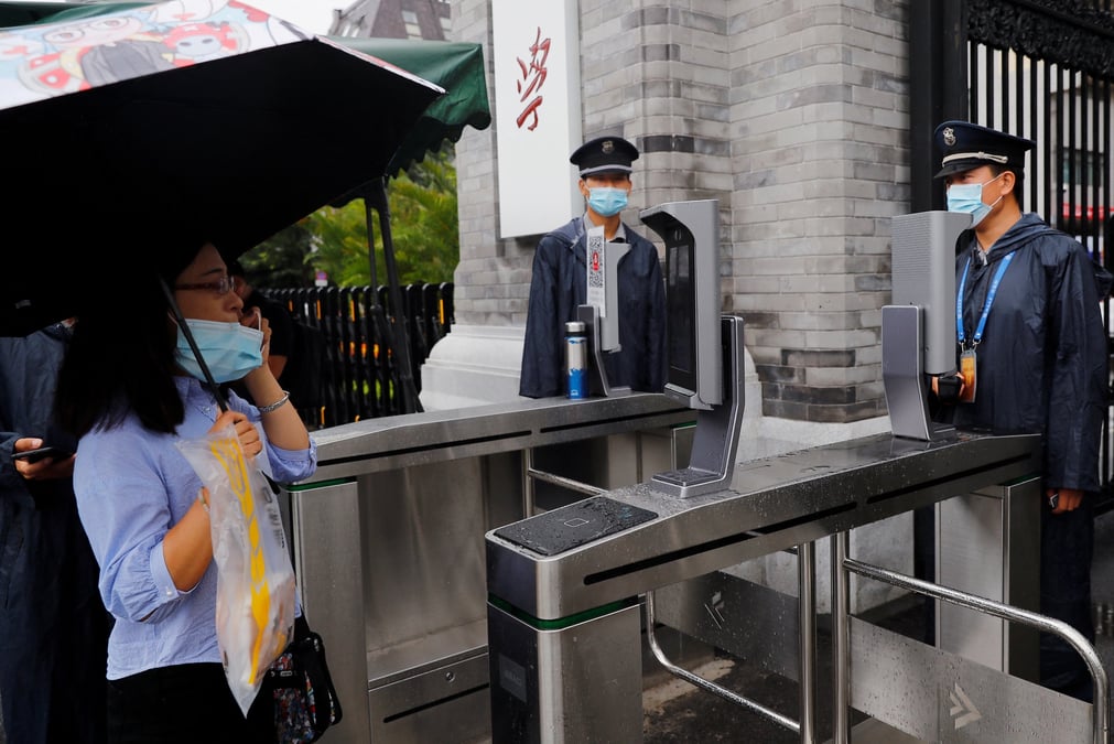 Photo d'archives des personnes devant des portes controlees par camera de reconnaissance faciale a l'universite de pekin, en chine