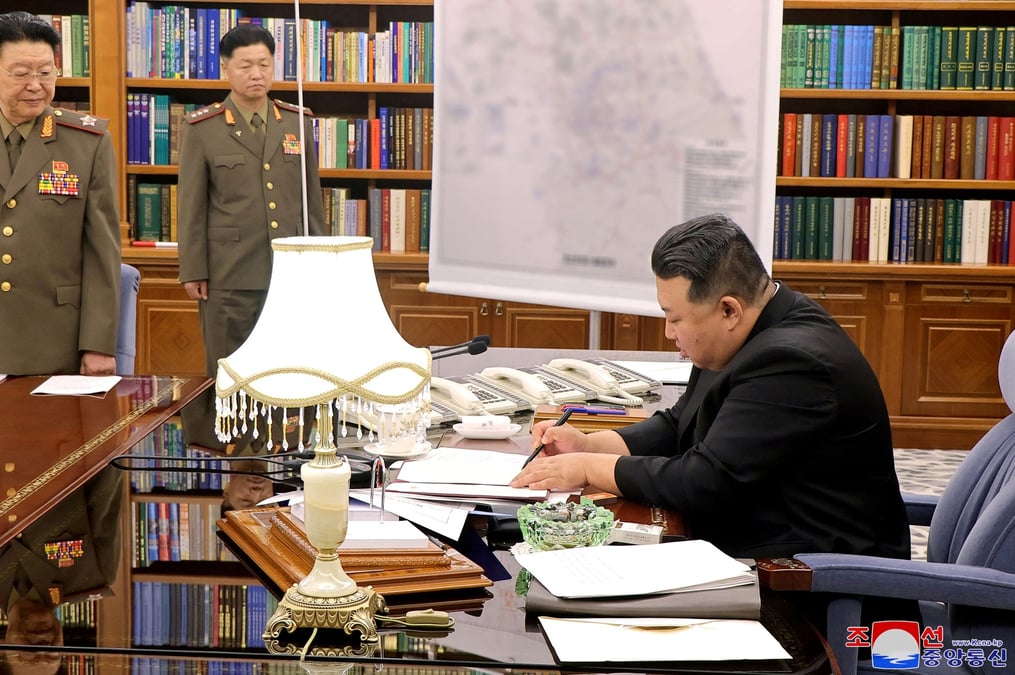 Photo de kim jong un lors de la reunion de la commission militaire centrale du parti des travailleurs de coree (ptc) a pyongyang