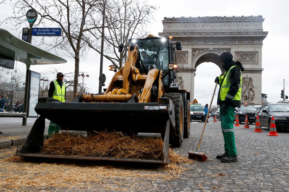 Les agriculteurs protestent contre la pression sur les prix, les taxes et la reglementation verte, a paris