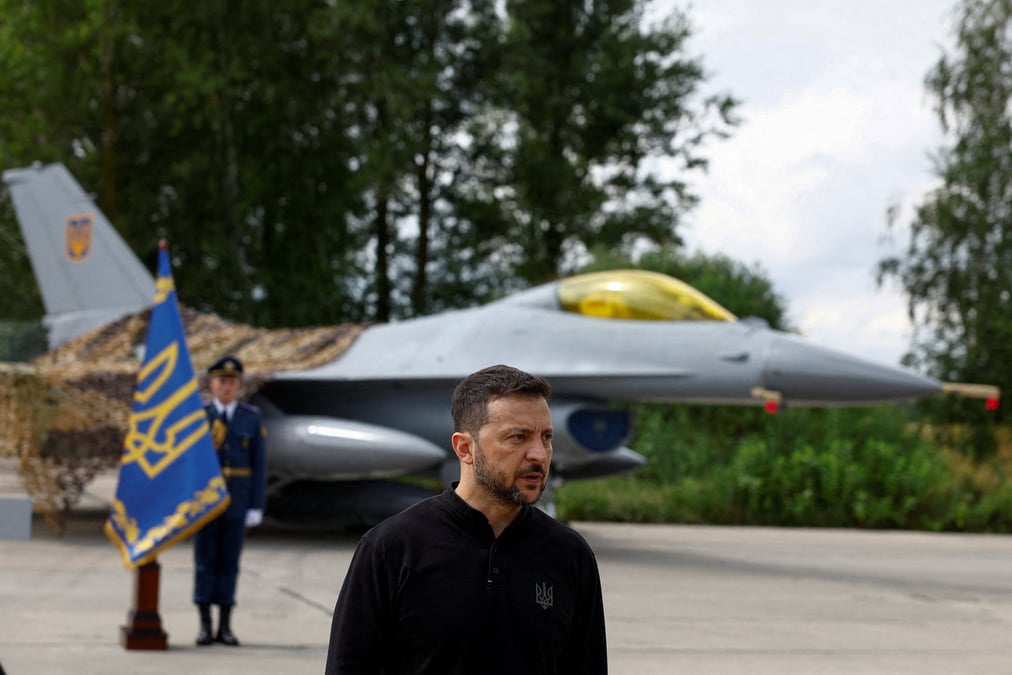 Photo de fichier : le president ukrainien zelenskiy s'adresse aux medias a l'avant d'un avion de chasse f-16 a l'occasion de la journee des forces aeriennes ukrainiennes, dans un lieu tenu secret en ukraine.