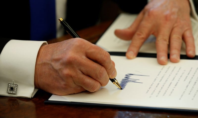 Trump va signer des decrets visant a renforcer la securite aux frontieres