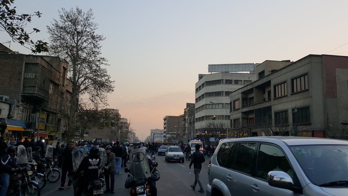 Une centaine de manifestants arretes lundi a teheran