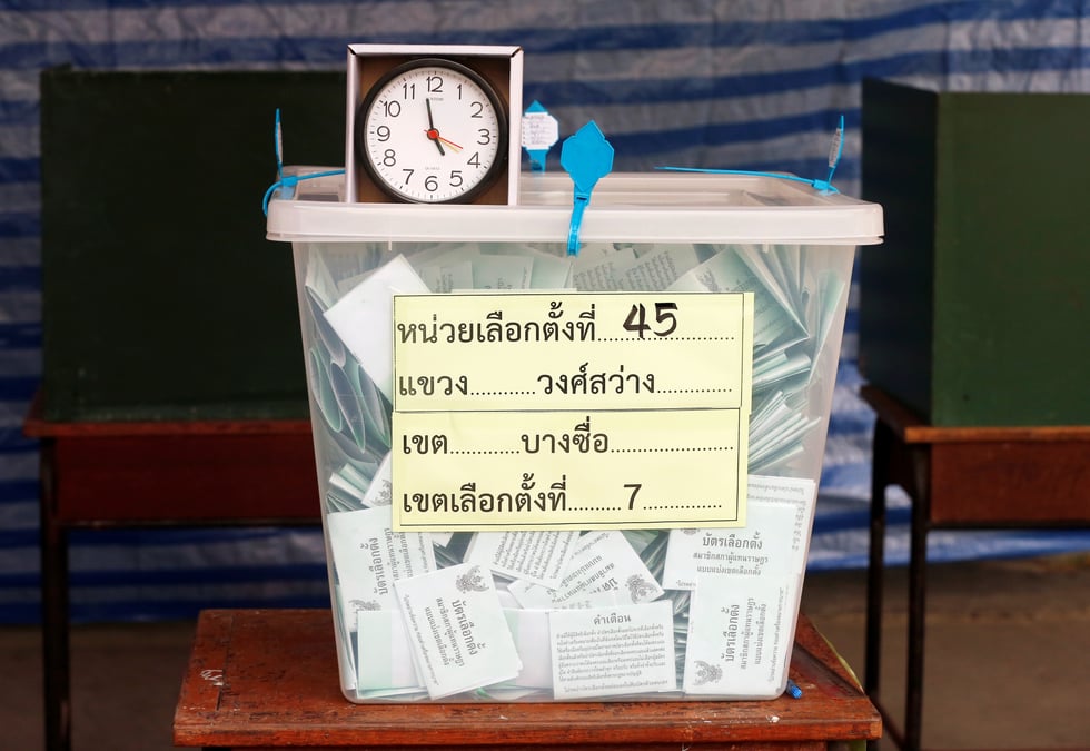 Thailande: le parti proche de l'armee en tete des legislatives