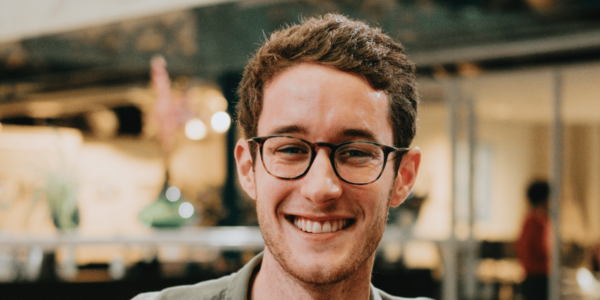 Théo Robache, pilote de drone touche à tout, fraîchement arrivé à Bordeaux, se lance dans une série de podcast à la découverte des figures de l'écosystème local.