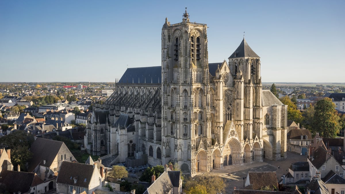 La cathédrale Saint-Etienne, l’un des monuments qui font la réputation de Bourges, distinguée comme capitale européenne de la culture en 2028, avec Skopje en Macédoine et České Budějovice en République tchèque.