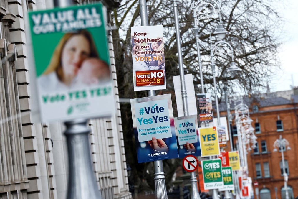 Des affiches liees au referendum du 8 mars dans une rue de dublin, en irlande