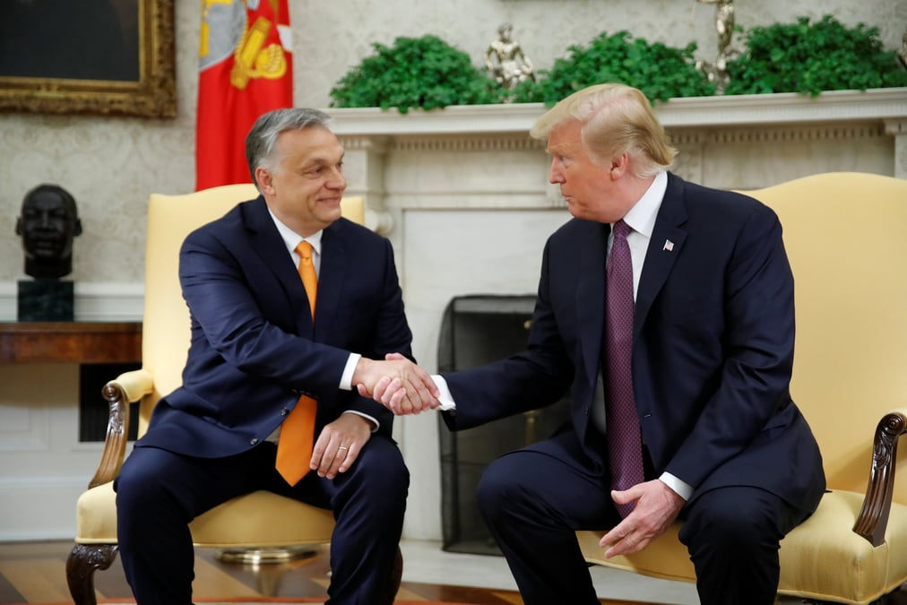 Donald trump et viktor orban dans le bureau ovale de la maison blanche