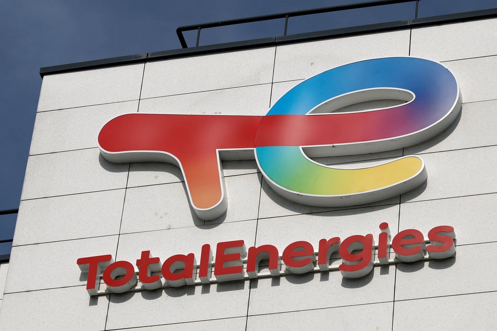 Total avait changé de nom en 2021 pour TotalEnergies, afin de souligner ses investissements dans les énergies renouvelables.