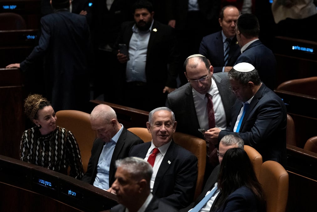 Le premier ministre israelien benjamin netanyahu, des legislateurs et le ministre de la justice yariv levin au parlement israelien