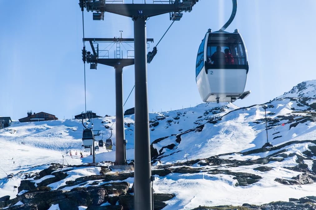 Montagne, station de ski, ski, pistes, neiges, télécabines