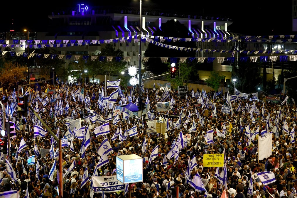 Des manifestants de droite participent a une manifestation appelant le gouvernement israelien a achever son projet de reforme judiciaire, a jerusalem