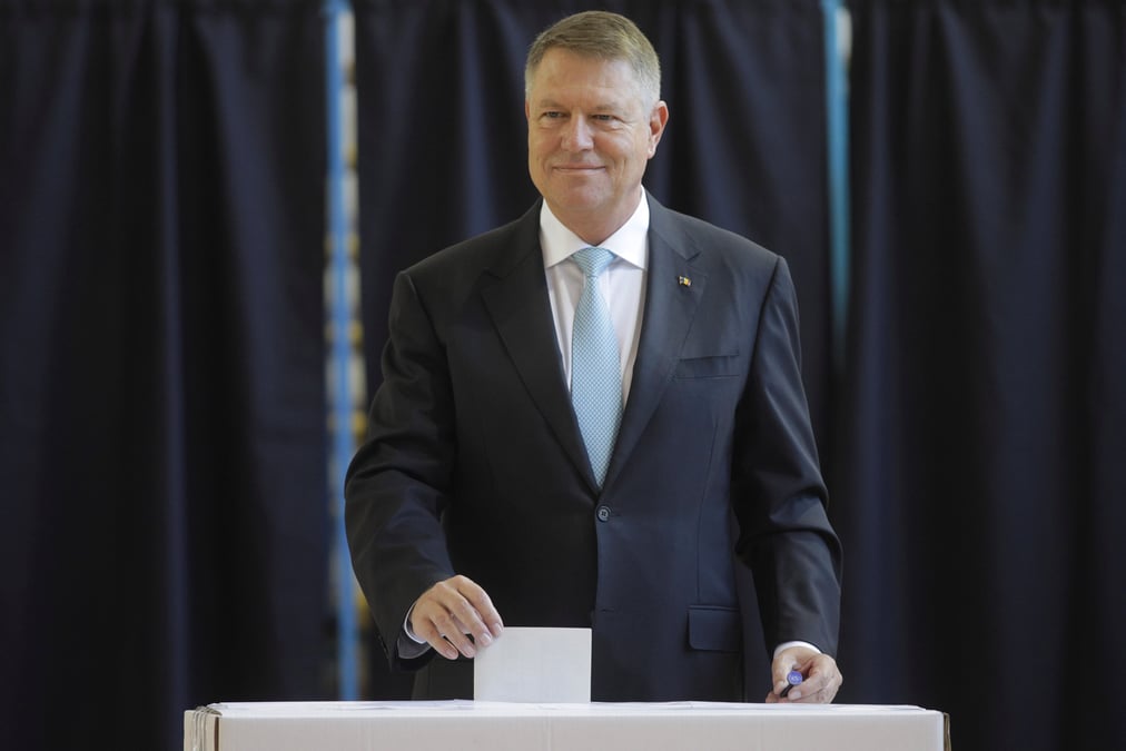 Roumanie: le president sortant iohannis donne favori pour un nouveau mandat