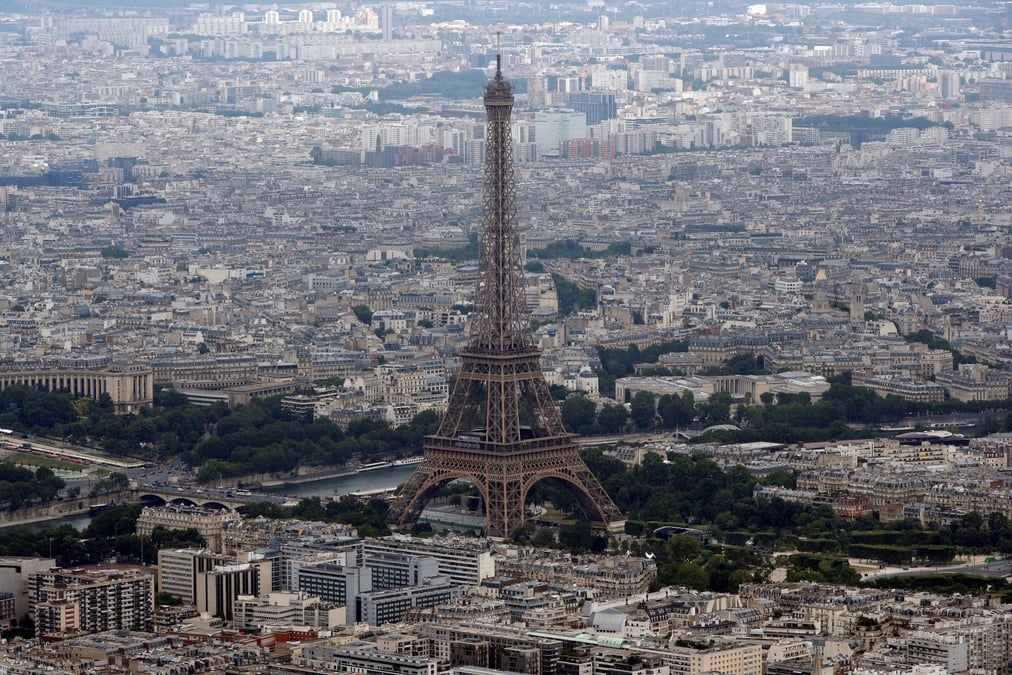 Une vue aerienne montre la tour eiffel, la seine et la ligne d'horizon de paris