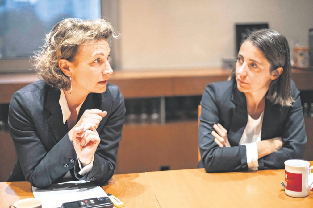 À gauche, Marylise Léon, secrétaire générale de la CFDT ; à droite, Sophie Binet, secrétaire générale de la CGT, mardi au siège de la CFDT.