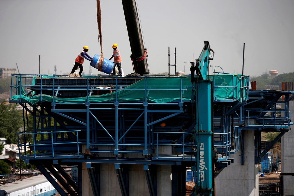 Des ouvriers travaillent sur le chantier de construction d'un corridor ferroviaire a grande vitesse a ahmedabad, en inde