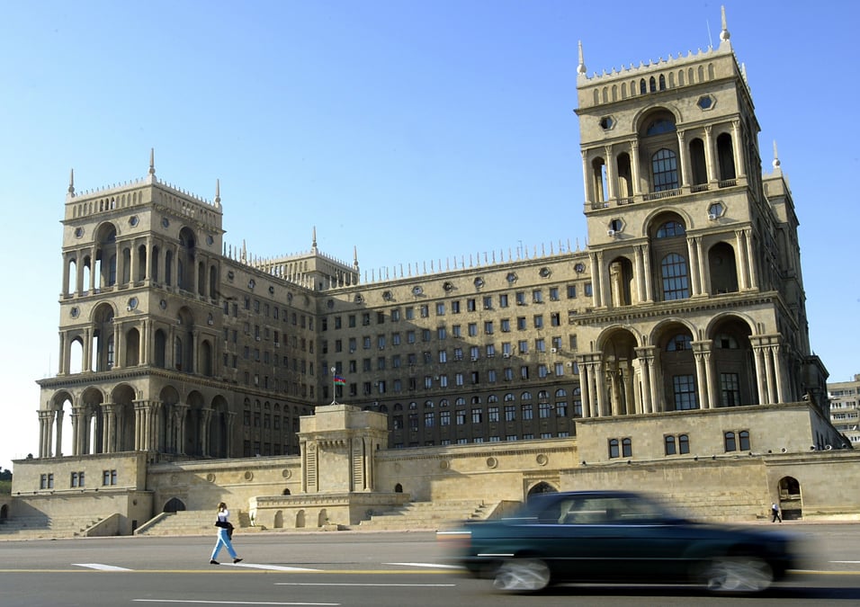 Vue generale du batiment du gouvernement dans le centre de bakou