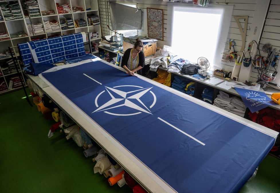 Une couturiere suedoise travaille sur des drapeaux de l'otan pres de stockholm