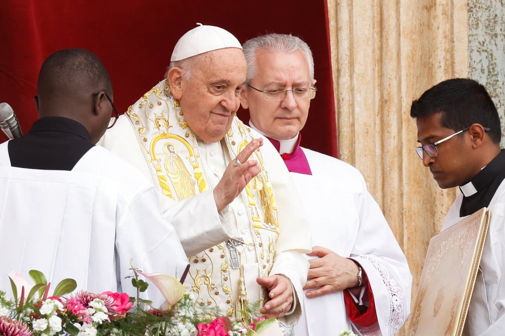 Le pape francois delivre son message "urbi et orbi" sur la place saint-pierre