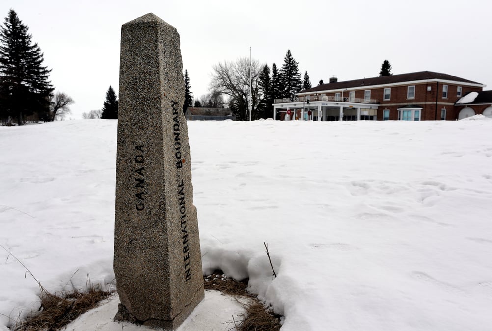 Des migrants munis de titres de sejour us fuient vers le canada