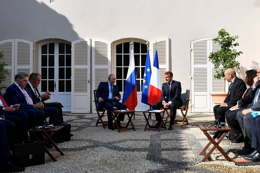 A bregancon, macron et poutine campent sur leurs positions sur la syrie