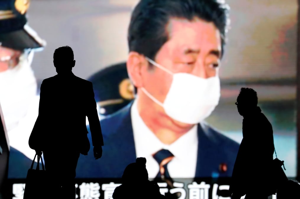 Le premier ministre abe exhorte les japonais a la retenue dans leurs sorties