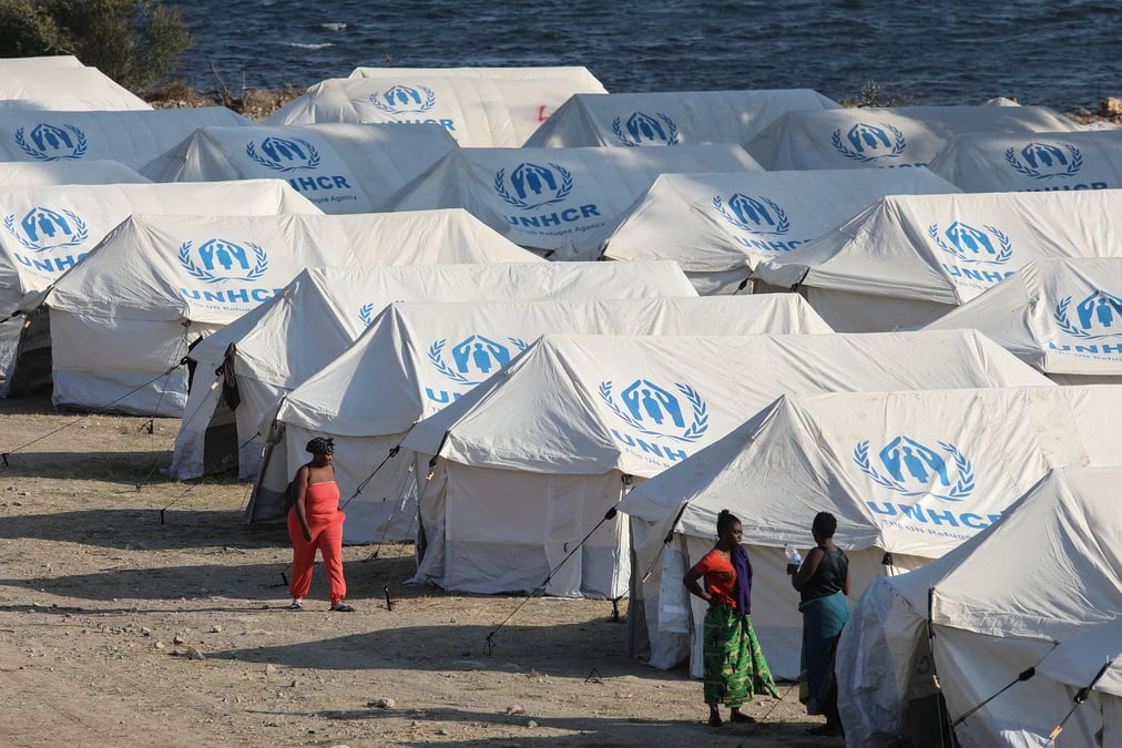 La grece a reloge sous des tentes des migrants de lesbos