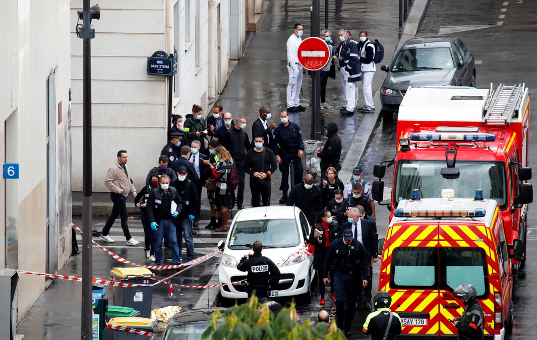Quatre personnes blessees a l'arme blanche a paris pres des anciens locaux de charlie hebdo