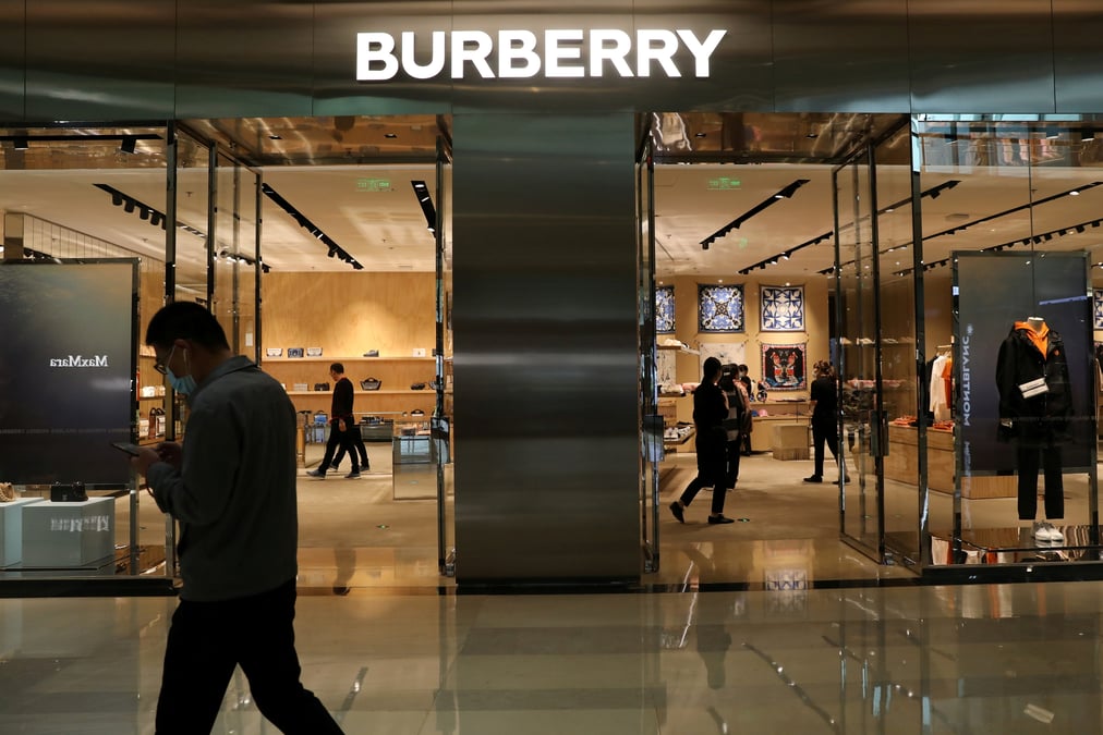 Burberry plonge en bourse apres des ventes jugees decevantes