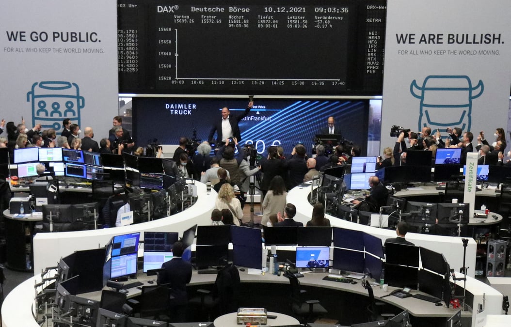 Daimler truck en hausse pour ses debuts en bourse