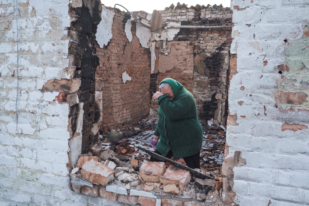Une femme dans sa maison detruite dans le village d’andriivka, region de kyiv, en ukraine