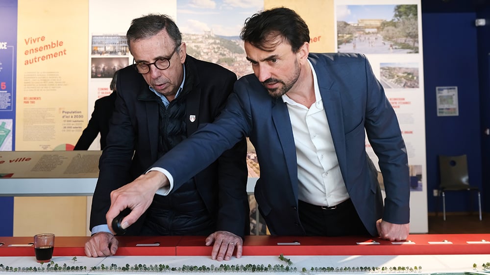 Grégory Doucet, à droite, présente à Pierre Hurmic un projet d’aménagement urbain, à la société publique Lyon Confluence, le 4 avril 2023.