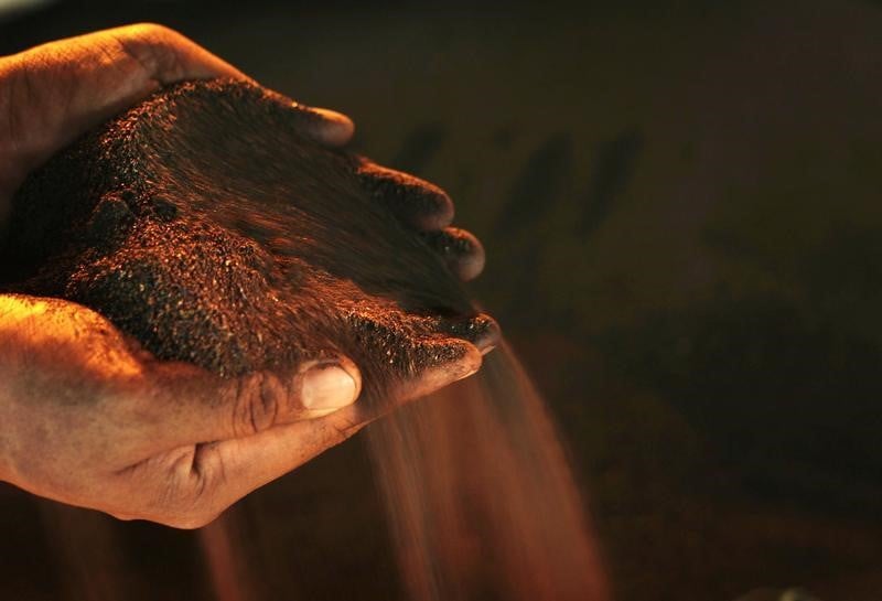 L'etat s'engage a soutenir la filiere du nickel en nouvelle-caledonie