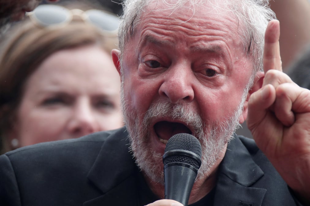 Bresil: "je suis de retour", lance lula a des centaines de partisans