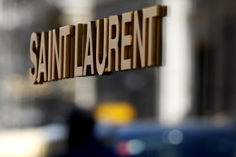 Coronavirus: yves saint laurent et balenciaga fabriqueront des masques