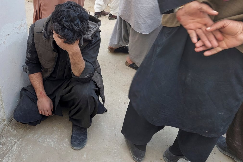 Un homme pleure la mort de ses proches, tues selon l’armee lors des bombardements d’artillerie a chaman
