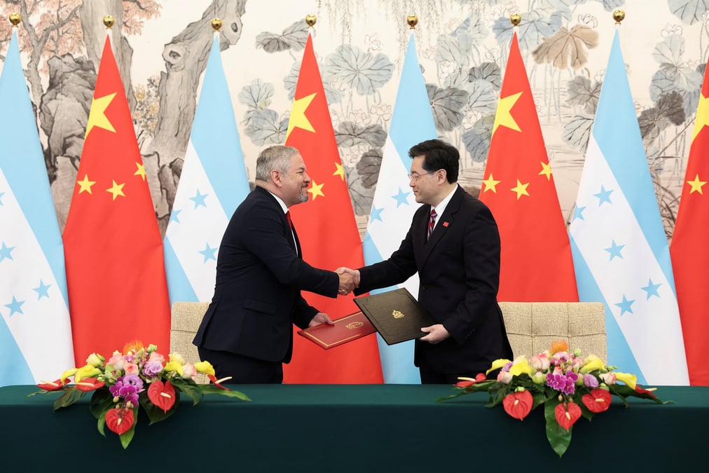 Le ministre chinois des affaires etrangeres et son homologue hondurien