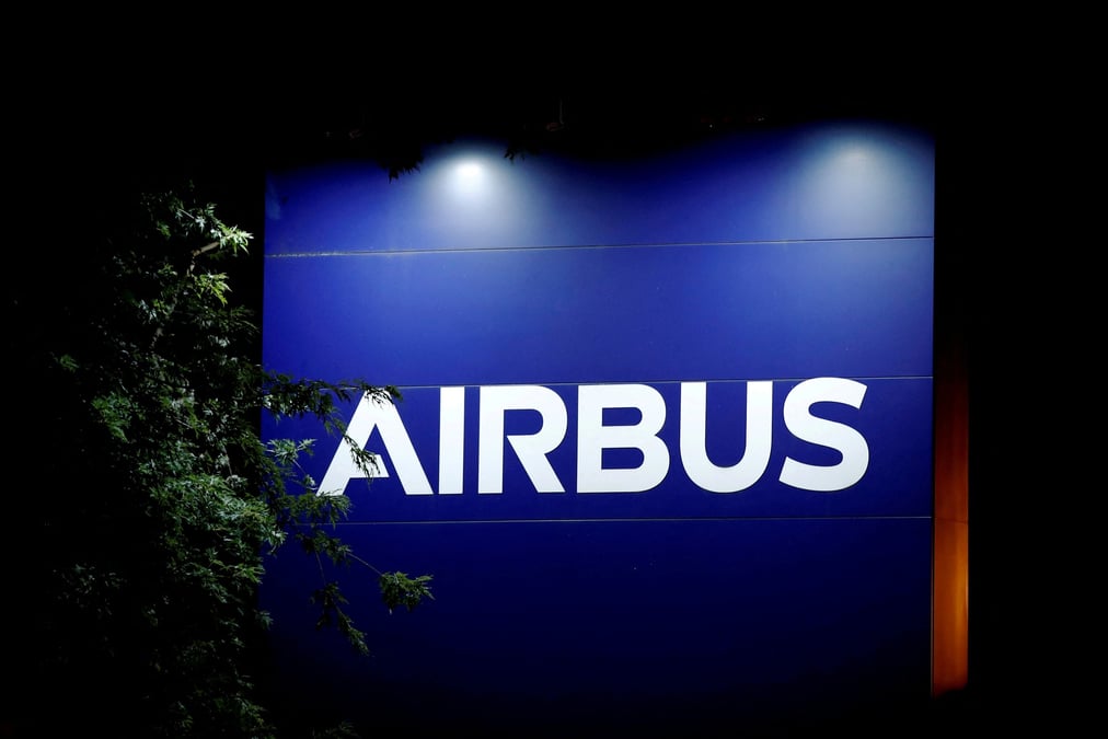 Photo du logo d'airbus a l'entree de son usine a blagnac