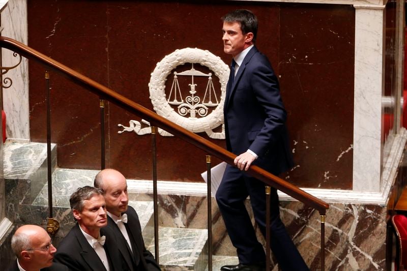 L'ère Valls enracinée malgré la division de son camp